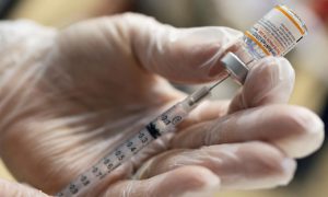 WHO cảnh báo biến chủng Omicron làm giảm hiệu quả vaccine COVID-19