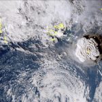 Núi lửa Tonga phun trào gây ra những cơn sóng lớn