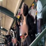 Cô gái thản nhiên phơi ngực trần cùng hành động đáng chỉ trích của những người bên cạnh tại sân vận động