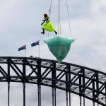 Tảng băng trôi khổng lồ nặng 2,7 tấn lơ lửng trên cầu Cảng Sydney