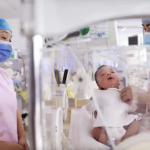 Em bé mới chào đời tại một bệnh viện tỉnh Hồ Nam, Trung Quốc - Ảnh: KYODO