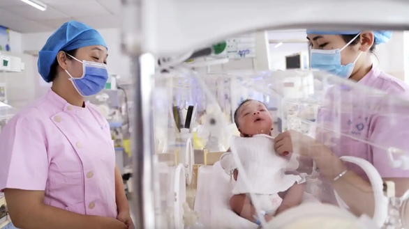 Em bé mới chào đời tại một bệnh viện tỉnh Hồ Nam, Trung Quốc - Ảnh: KYODO