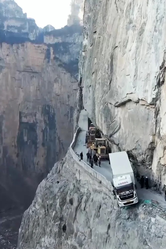 Khoảnh khắc kinh hoàng xe tải treo lơ lửng trên vách đá 100 mét ở Trung Quốc