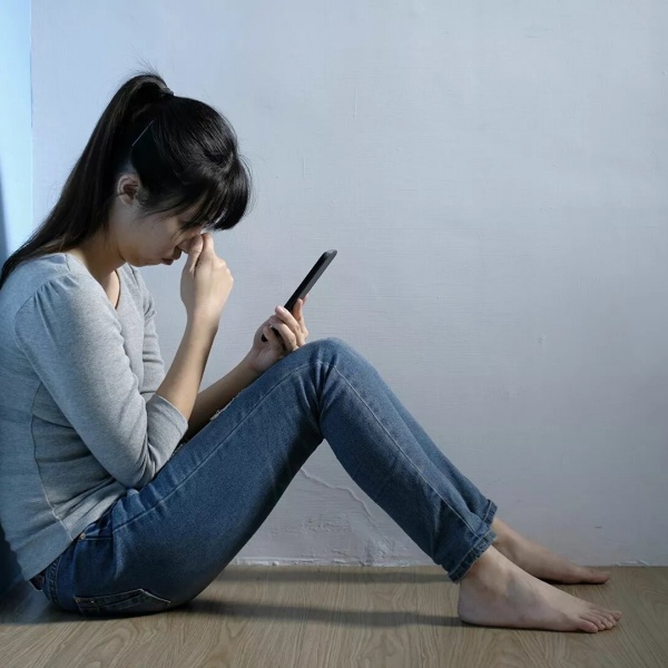 Một cô gái người Úc bị nghi ngờ buôn bán trẻ con khi gửi nhầm tin nhắn về mèo