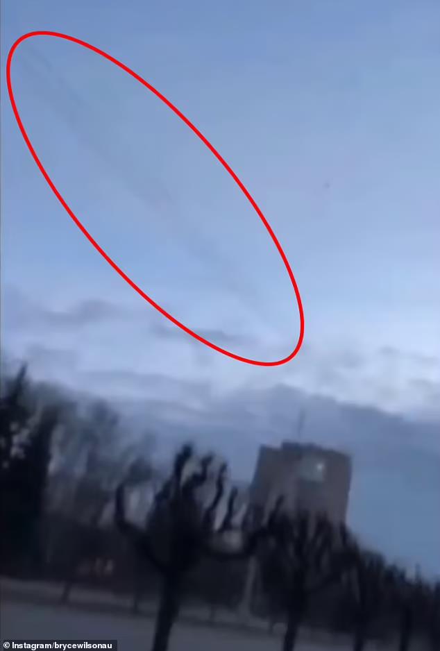 Trải nghiệm kinh hoàng của phóng viên Úc khi đang livestream tại Ukraine thì thấy tên lửa ngay trên đầu