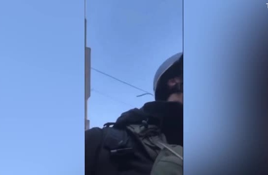 Trải nghiệm kinh hoàng của phóng viên Úc khi đang livestream tại Ukraine thì thấy tên lửa ngay trên đầu