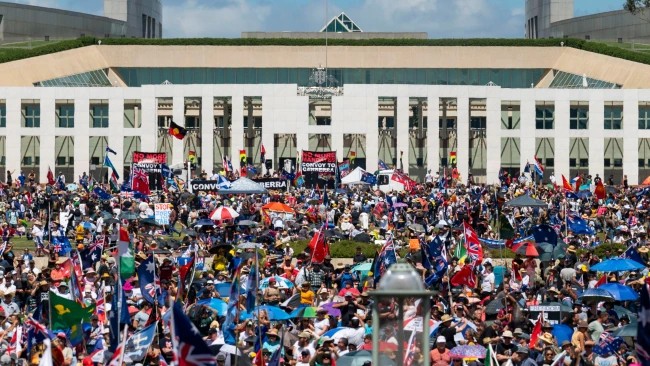 Hàng nghìn người biểu tình tụ tập ở Canberra để phản đối các quy định về vaccine Covid-19 