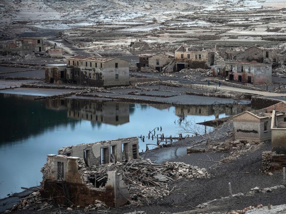 Hạn hán khiến ngôi làng "ma" ở Tây Ban Nha nổi lên sau 3 thập kỷ chìm trong nước