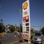 Các hộ gia đình Úc "căng thẳng" khi giá xăng dầu tăng cao kỷ lục