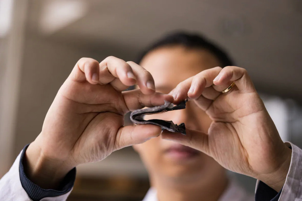 Tiến sĩ người Việt chế tạo loại pin co giãn siêu mỏng