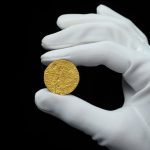 Đồng xu vàng 700 năm tuổi giá 185.000 USD