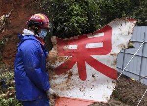 Vụ máy bay rơi ở Trung Quốc chứa đựng những ẩn số gì?
