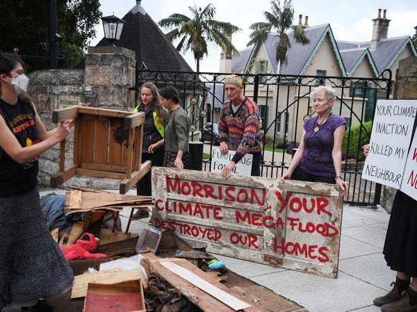 Nạn nhân sống sót sau lũ lụt Lismore đổ rác thải trước dinh thự của Thủ tướng