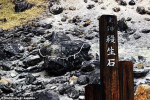Nhiều người dân Nhật Bản lo sợ khi "hòn đá giết người" giam giữ cáo 9 đuôi trong truyền thuyết bị vỡ